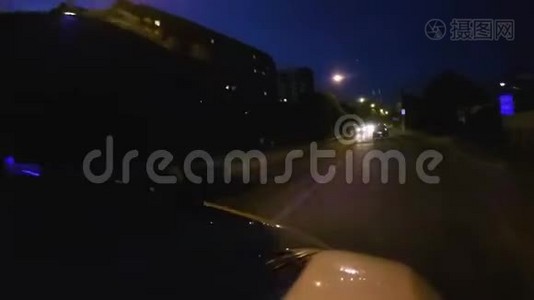 急救车在夜间超车，在事故紧急情况下开车视频