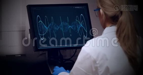 医生在电脑上看dna分子视频