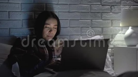 亚洲女性压力大，显示“帮助”、睡眠不足、工作效率低下、过度劳累视频