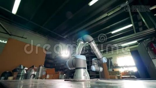 带有移动工业机器人的金属表面视频