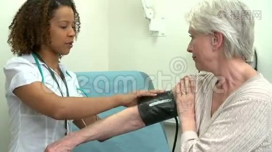 老年女性患者血压测量医生视频