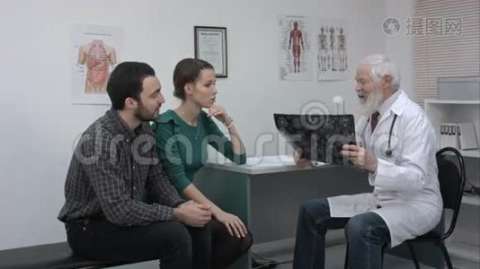 保健和医疗理念.. 带病人看x光的医生。视频