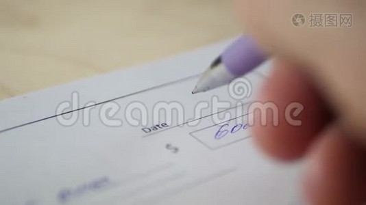 用圆珠笔写支票付款。 一个人写支票。视频