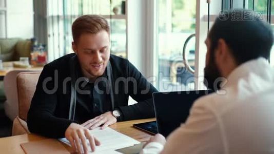 求职者在轻松的咖啡馆环境中向雇主展示自己。视频
