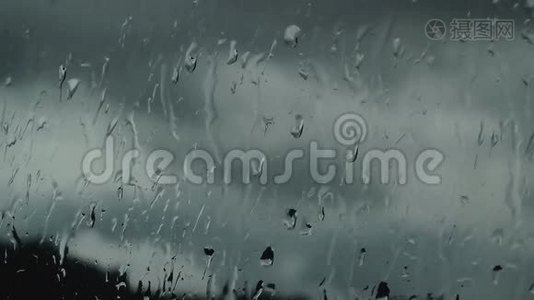 玻璃上的雨水视频