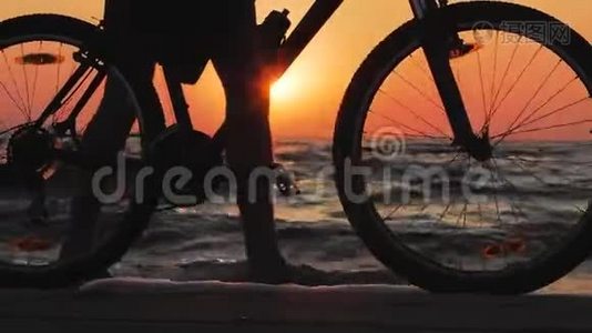 有自行车的男人视频