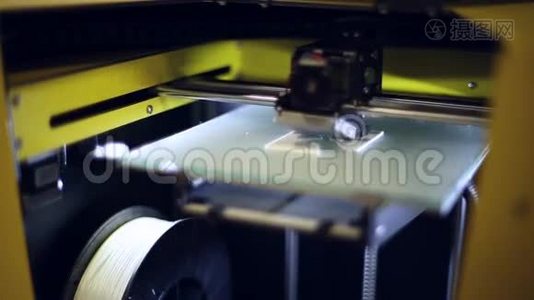 工作中的3D打印机视频