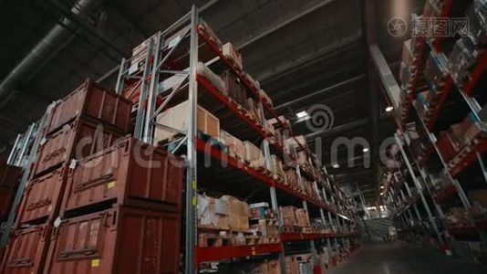 工厂物流仓库货架上的箱子和集装箱内的成品视频