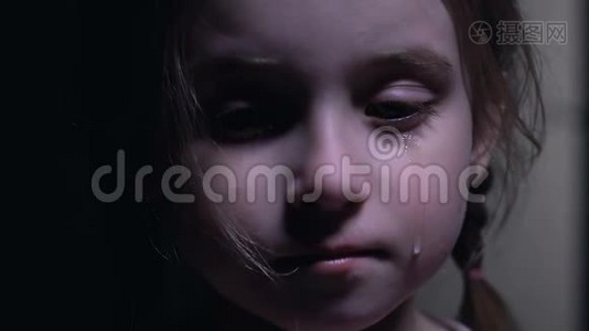 美丽的小女孩哭泣，毫无防备的绑架，虐待儿童的受害者视频