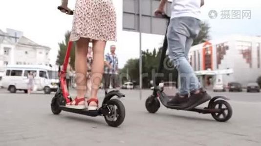男人和女人的腿骑未来科技电动滑板车视频