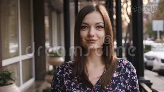 年轻漂亮的女商人看着镜头，在街上开心地微笑着的肖像视频