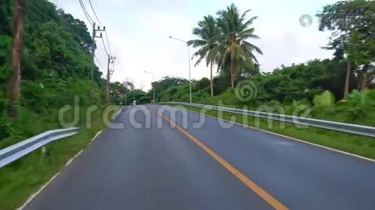 摄像机正沿着这条路移动。 开车或骑摩托车在道路上行驶。视频