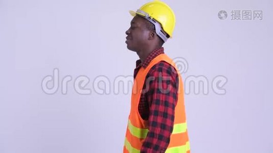 年轻人强调非洲男性建筑工人背痛视频