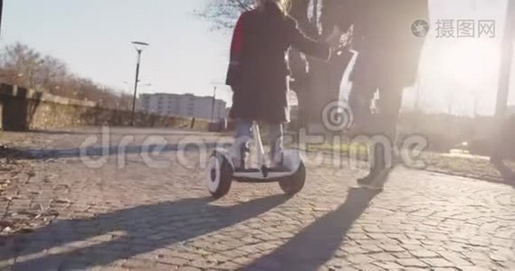 女儿，女孩子，在城市里和爸爸一起学习Segway骑马。 现代未来运输技术.. 主动安全视频