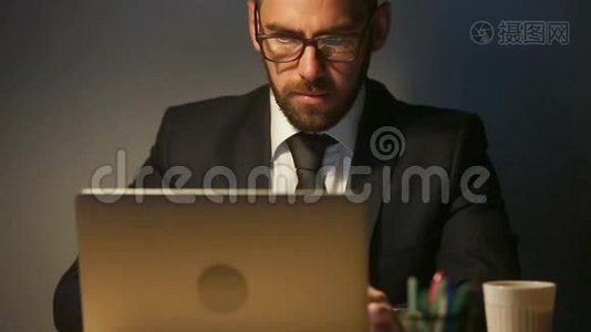 专注体贴的商人在笔记本电脑上工作得很晚，紧迫的最后期限任务视频