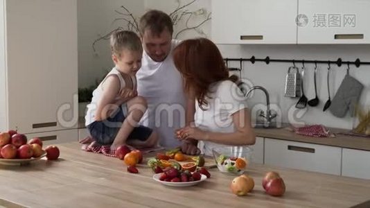 妈妈精心为全家做早餐.. 一家人在厨房里玩。 准备健康的食物。视频