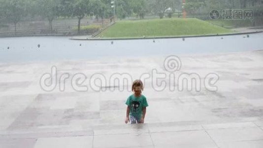 女孩从雨中跑出来视频