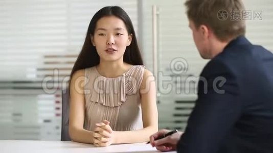 亚洲女商人求职面试时与人力资源经理交谈视频