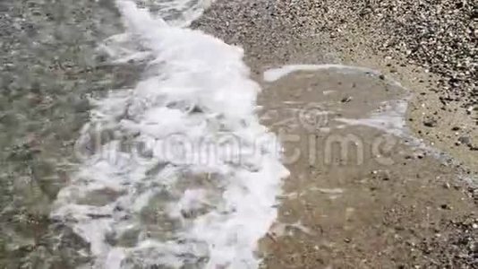 海水中的海滩波浪视频