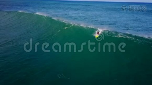 专业冲浪者滑翔在巨大的白色泡沫波中，溅在深蓝色绿松石海水中，在4k空中海景中视频