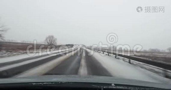 在雪地里开车视频