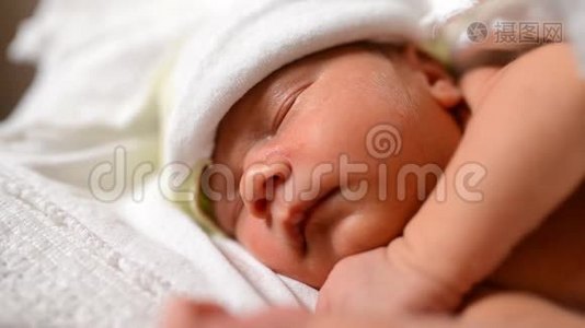 可爱的新生婴儿睡在梳妆台的架子上视频
