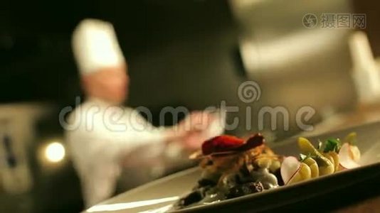 餐桌-稳定肉类与厨师烹饪火焰视频