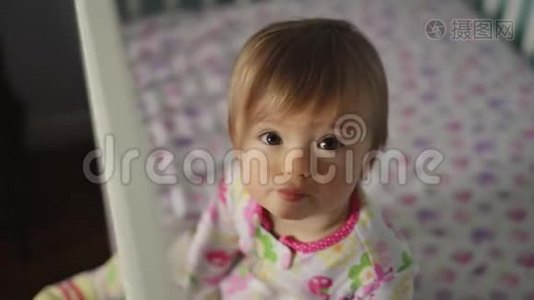 婴儿床上可爱的女婴视频