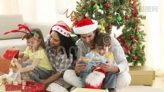 家庭在客厅打开圣诞礼物视频