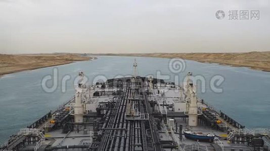 埃及苏伊士-通过苏伊士运河的油轮。视频