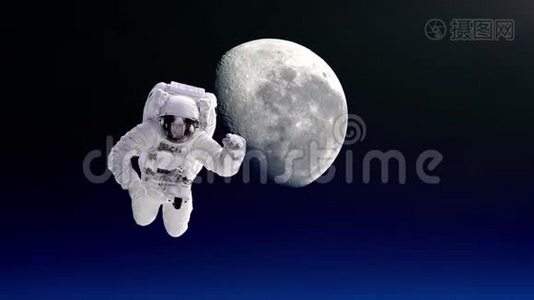 一名驻扎在国际空间站的宇航员在太空行走。视频