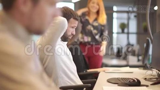 劳累过度的年轻商人在办公室的电脑上辛勤工作视频