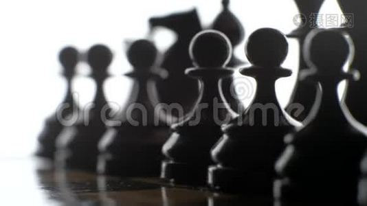 下棋的时候，剪影人物的背景是白色的.视频