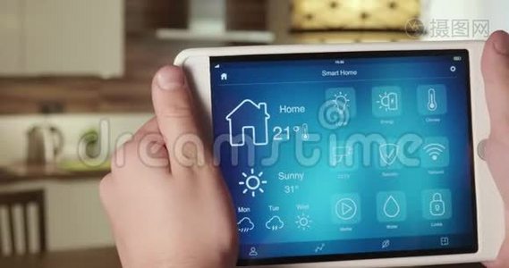 使用数码平板电脑应用程序控制室内温度视频