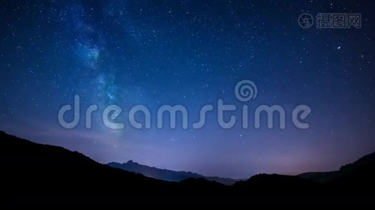 山背景上带有银河系的时移夜空星星视频
