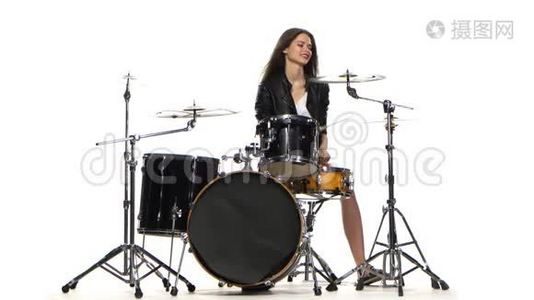 鼓手女孩开始演奏充满活力的音乐，她微笑着。 白色背景视频