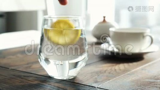 杯子里放柠檬水视频