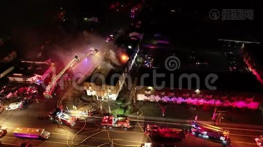结构火灾现场消防卡车和设备的鸟瞰图视频