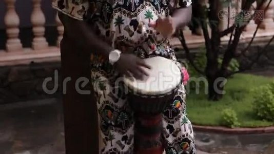 非洲男人打非洲鼓视频
