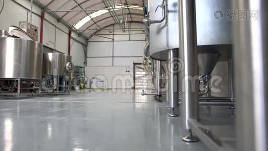 工艺啤酒厂内部的滑动镜头视频