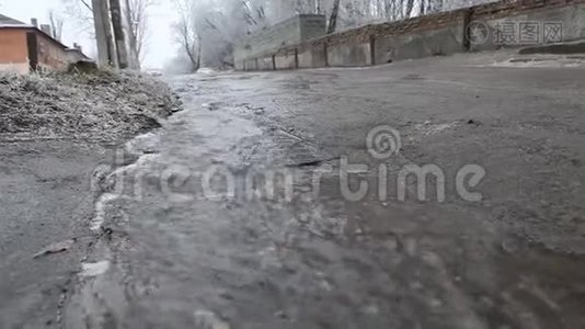 暴雨期间，强降雨期间，城市街道上被洪水淹没的车辆。 灾难泛滥，洪水泛滥..视频