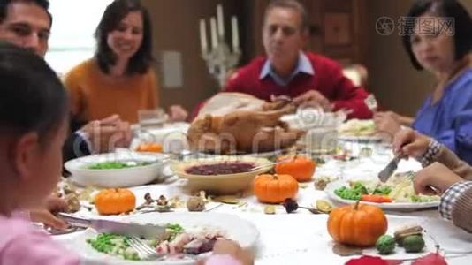 多代家庭享受感恩节大餐视频