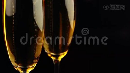 玻璃边的酒和酒壶视频