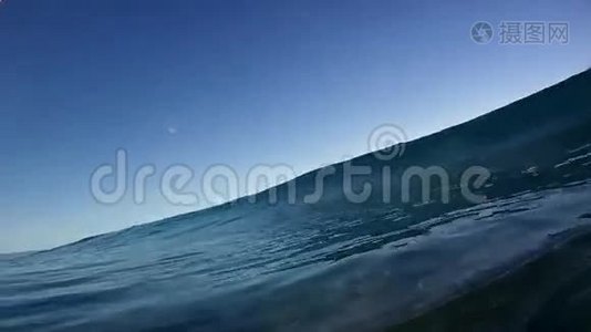 夏威夷的蓝色海洋冲浪海浪拍打镜头视频
