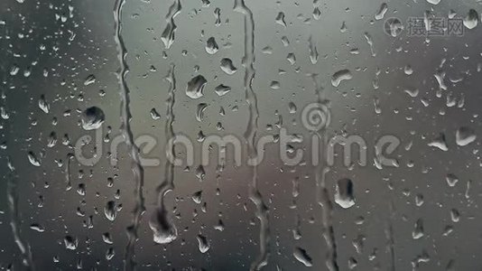 窗户上有雨滴视频