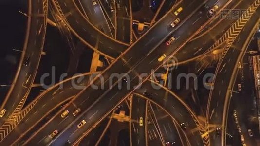 夜间综合公路交叉口。 上海城。 中国。 高空垂直俯视图视频
