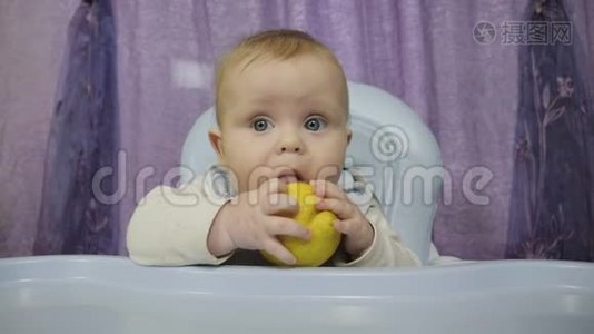 一个小男孩品尝柠檬。视频