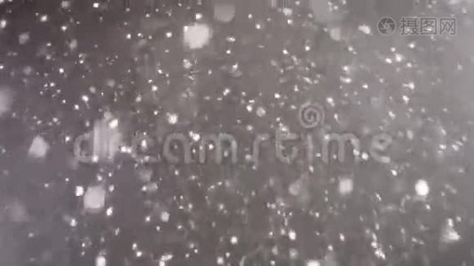 黑色背景下飘落的雪视频