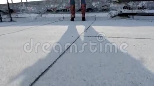 屋顶上的女人张开双臂视频