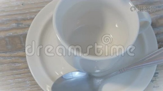 把茶倒进4K的杯子里视频